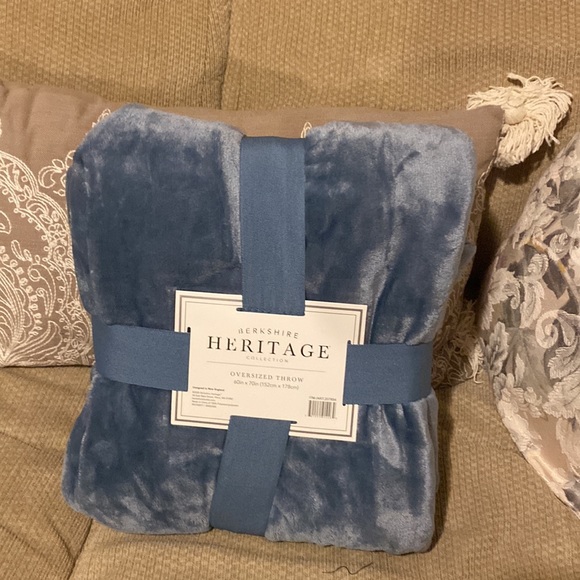💙NWT Berkshire Heritage Collection Oversized Blanket/Throw - Picture 2 of 8